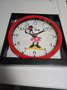 New In Box Disney Minnie Mouse 10” Wall Clock Analog Display Moving Arms